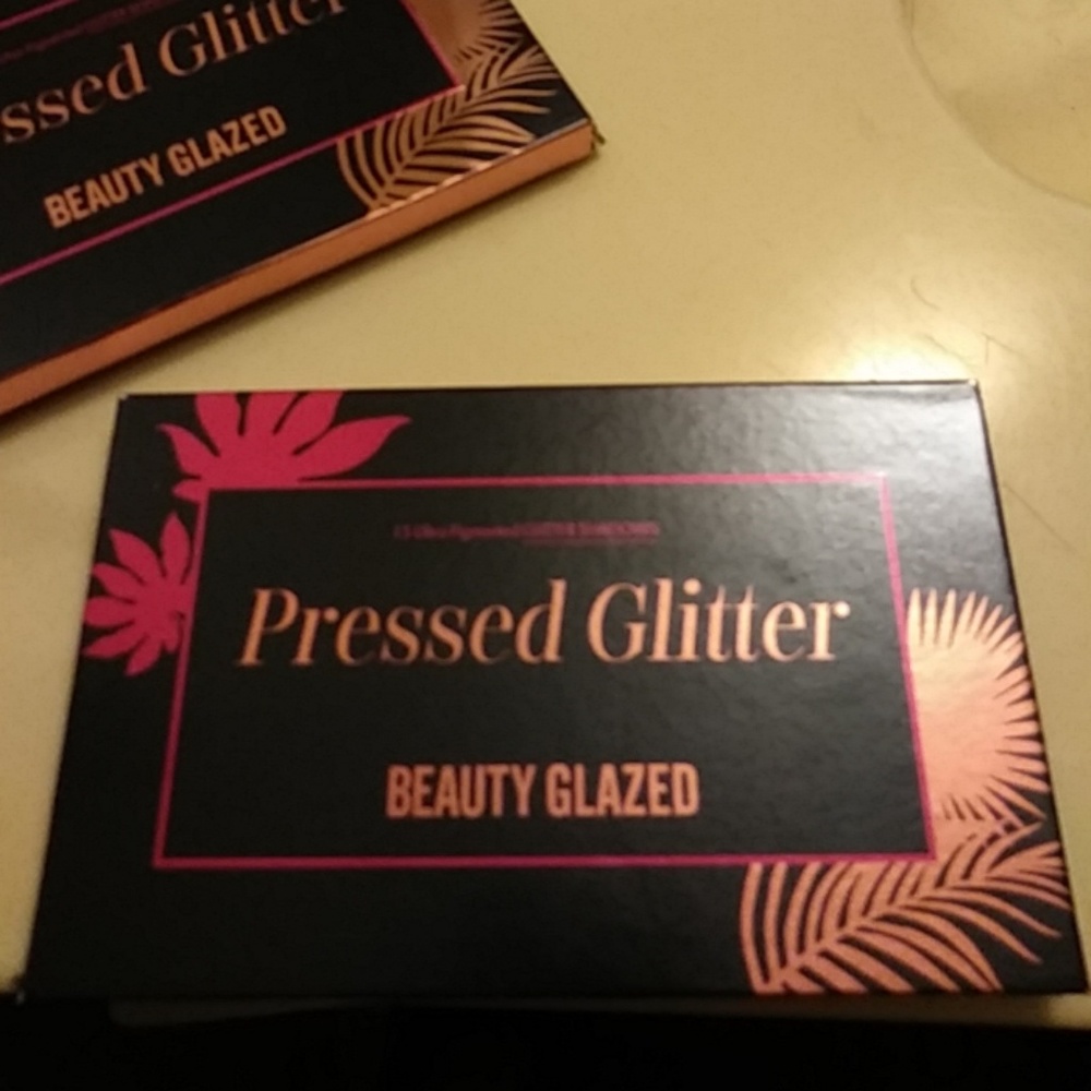 Beauty Glazed pressed glitter shadows